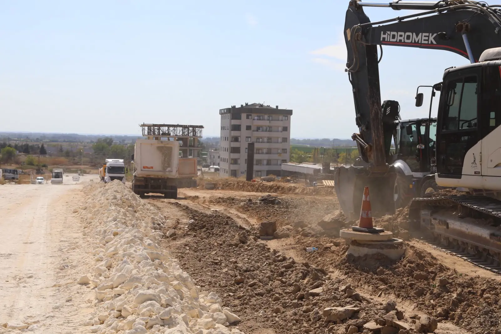 100. YIL MAHALLESİ’NDE YENİ BAĞLANTI YOLU ÇALIŞMALARI SÜRÜYOR galeri görseli